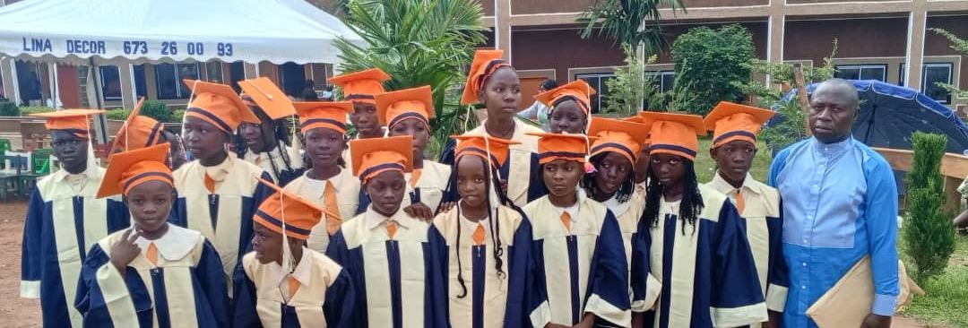 Des diplômés du primaire avec un enseignant