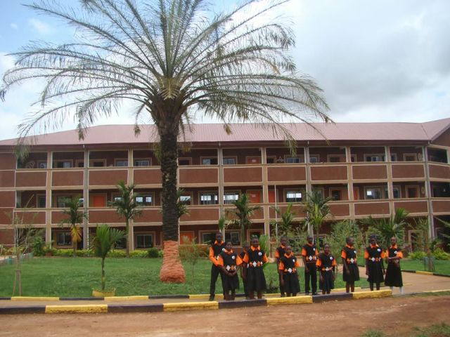 Élèves du secondaire devant le bâtiment principal